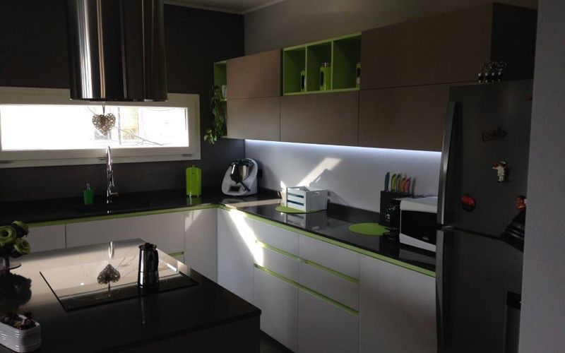 griogio_bianco_cucina_top_nero